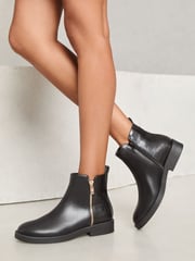 Lipsy Flache Stiefeletten mit seitlichem Reißverschluss aus Kunstleder - Bild 1 von 4