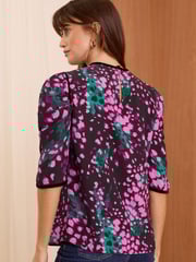 Love & Roses Black Petite Printed Crew Neck Ruched 3/4 Sleeve Top - Image 3 of 4