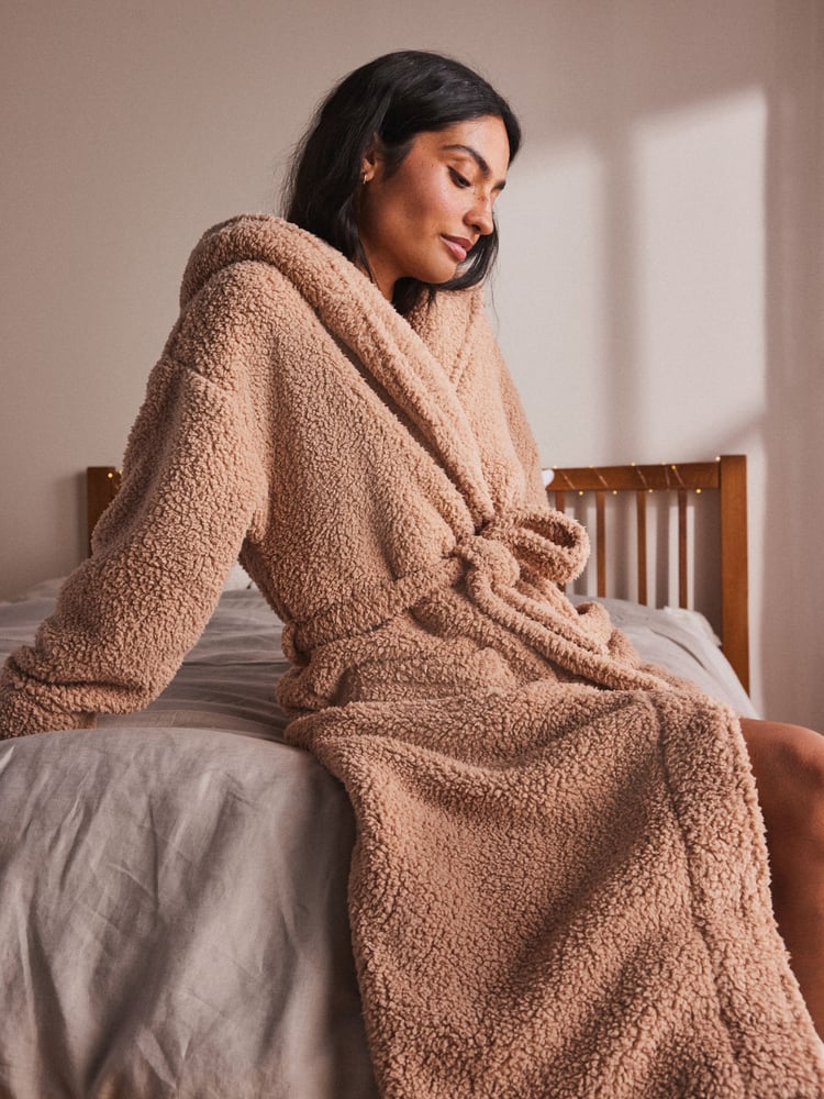 Neutrale Farbe - Langer Morgenmantel aus Teddyfleece - Bild 1 von 7