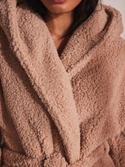 Neutrale Farbe - Langer Morgenmantel aus Teddyfleece - Bild 6 von 7