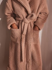 Neutrale Farbe - Langer Morgenmantel aus Teddyfleece - Bild 7 von 7