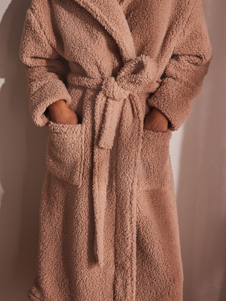 Neutrale Farbe - Langer Morgenmantel aus Teddyfleece - Bild 7 von 7