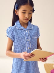Mittelblau - Kleid für die Schule mit hohem Baumwollanteil, Vichykaros, Knopfleiste und Spitzenbesatz (3–14 Jahre) - Bild 2 von 6