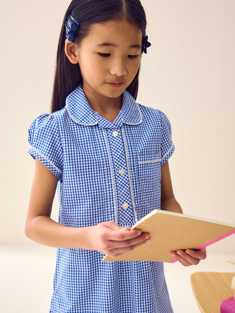 Mittelblau - Kleid für die Schule mit hohem Baumwollanteil, Vichykaros, Knopfleiste und Spitzenbesatz (3–14 Jahre) - Bild 2 von 6 Mittelblau - Kleid für die Schule mit hohem Baumwollanteil, Vichykaros, Knopfleiste und Spitzenbesatz (3–14 Jahre) - Bild 2 von 6
