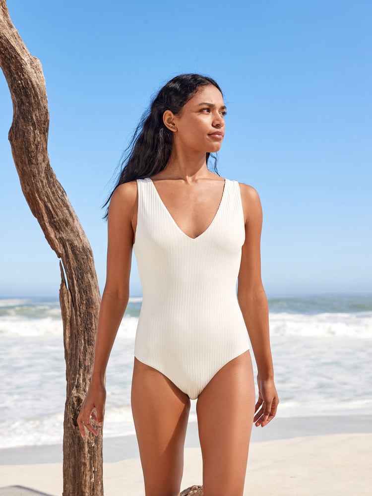Creme gerippt - Essential Badeanzug mit tiefem Ausschnitt - Bild 1 von 5