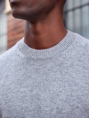 Hellgrau - Premium-Pullover aus 100 % Lambswool, Regular Fit - Bild 7 von 11