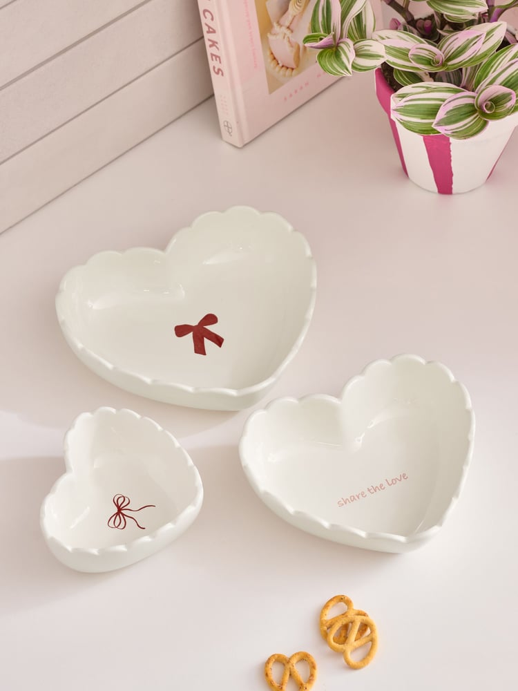 Set of 3 White Heart Shaped Stacking Nibble Bowls - Image 2 of 4