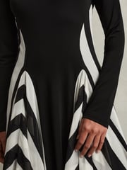 Reiss Black/White Dita Jersey Flared Hem Midi Dress - Image 3 of 5