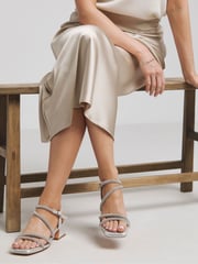 Simply Be – Sandalen mit niedrigem Blockabsatz und Riemendetail in extra weiter Passform und Strasssteinen - Bild 1 von 5