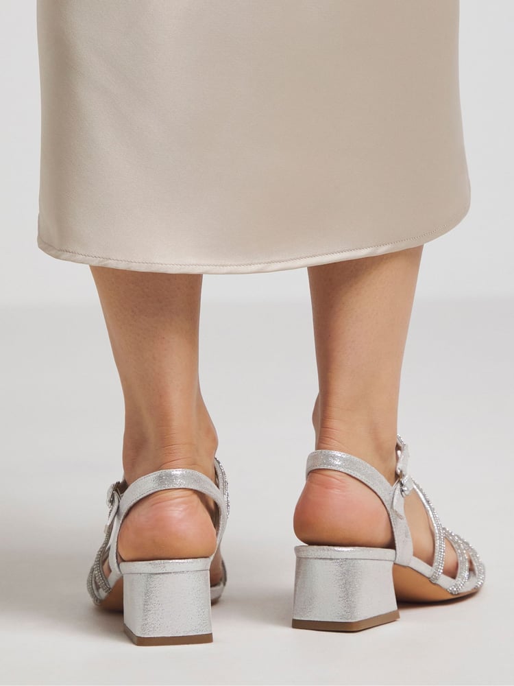 Simply Be – Sandalen mit niedrigem Blockabsatz und Riemendetail in extra weiter Passform und Strasssteinen - Bild 2 von 5