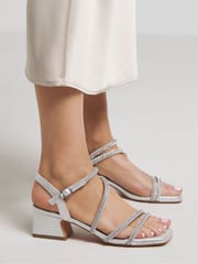 Simply Be – Sandalen mit niedrigem Blockabsatz und Riemendetail in extra weiter Passform und Strasssteinen - Bild 4 von 5