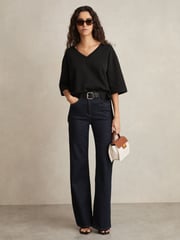 Schwarz - Reiss Annabel Stretch-Cotton Oversized V-Neck T-Shirt - Bild 3 von 6