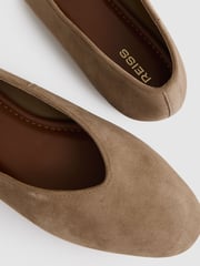 Taupe - Reiss Amelia Leather Rounded-Point Toe Ballet Flats - Bild 4 von 5