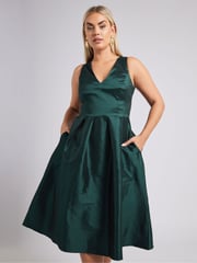 Yours Curve Green London V-Neck Pleated Dress With Pockets - Image 2 of 5