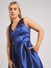 Yours Curve Blue London V-Neck Pleated Dress With Pockets - Image 4 of 5