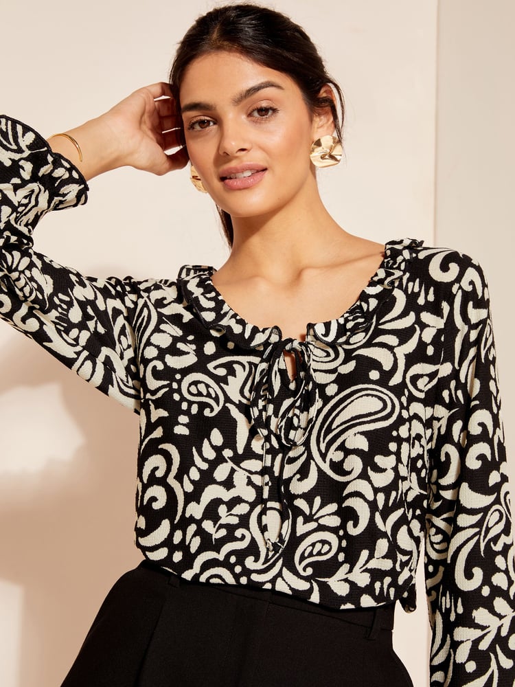 Friends Like These Black/White Textured Fauchette Jersey Long Sleeve Blouson Blouse - Image 2 of 4