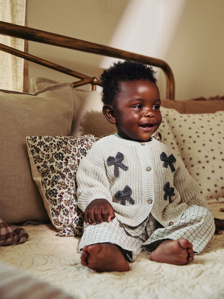 Graue 3D-Schleifen - Strickjacke für Babys aus 100 % Baumwolle (0 Monate – 2 Jahre) - Bild 1 von 10 Graue 3D-Schleifen - Strickjacke für Babys aus 100 % Baumwolle (0 Monate – 2 Jahre) - Bild 1 von 10