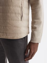 Reiss Wandsworth Gesteppte Hybrid-Jacke aus Alcantra - Bild 6 von 7