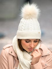 Creme - Pour Moi Strickmütze mit Zopfmuster und Kontrastbommel - Bild 1 von 3
