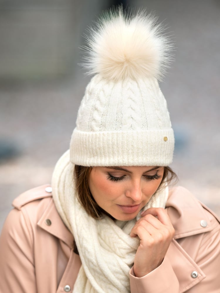 Creme - Pour Moi Strickmütze mit Zopfmuster und Kontrastbommel - Bild 1 von 3