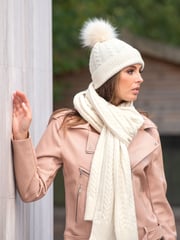 Creme - Pour Moi Strickmütze mit Zopfmuster und Kontrastbommel - Bild 2 von 3