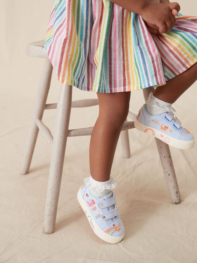Blauer Regenbogen - Turnschuhe mit Klettverschluss und verziertem Riemen - Bild 1 von 9 Blauer Regenbogen - Turnschuhe mit Klettverschluss und verziertem Riemen - Bild 1 von 9
