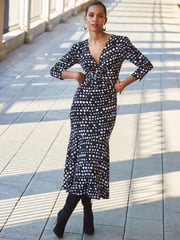 Sosandar Black Twist Front Ruched Sleeve Fit & Flare Dress - Image 5 of 5