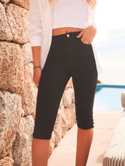 Schwarz - Kurz geschnittene Capri-Jeans - Bild 2 von 6