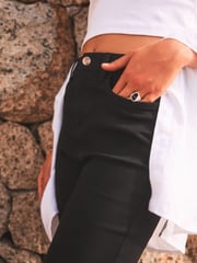 Schwarz - Kurz geschnittene Capri-Jeans - Bild 4 von 6