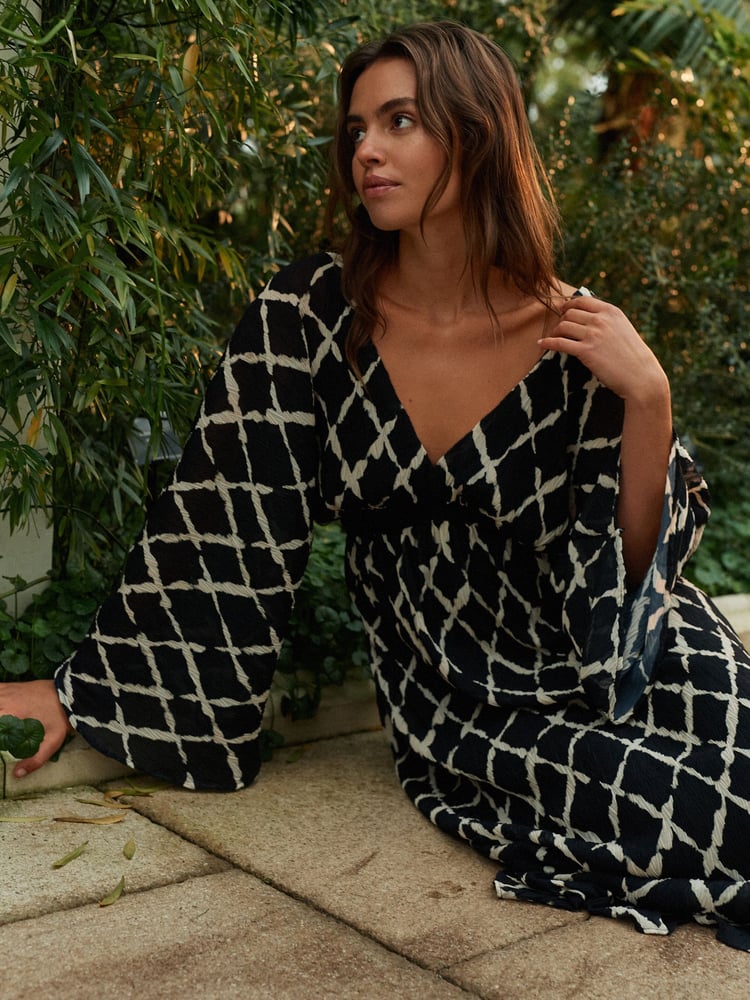 Black/White Wide Sleeve V-Neck Textured Dress - Image 2 of 6