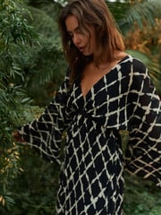 Black/White Wide Sleeve V-Neck Textured Dress - Image 4 of 6