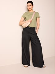 Olivgrün - The Everyday T-Shirt mit Rundhalsausschnitt und kurzen Ärmeln aus reicher Baumwolle - Bild 2 von 5
