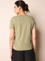 Olivgrün - The Everyday T-Shirt mit Rundhalsausschnitt und kurzen Ärmeln aus reicher Baumwolle - Bild 3 von 5