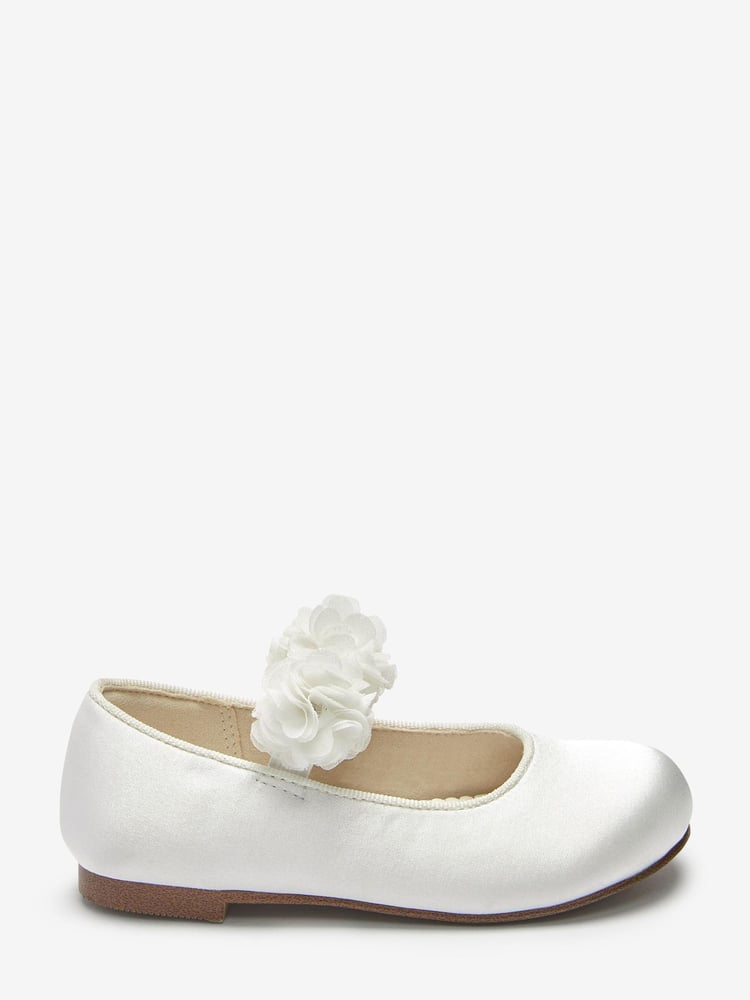 Schmutzabweisendes Satin, Weiss - Bridesmaid Collection Festliche Mary-Jane-Schuhe mit Zierblume - Bild 1 von 5 Schmutzabweisendes Satin, Weiss - Bridesmaid Collection Festliche Mary-Jane-Schuhe mit Zierblume - Bild 1 von 5