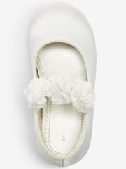 Schmutzabweisendes Satin, Weiss - Bridesmaid Collection Festliche Mary-Jane-Schuhe mit Zierblume - Bild 2 von 5