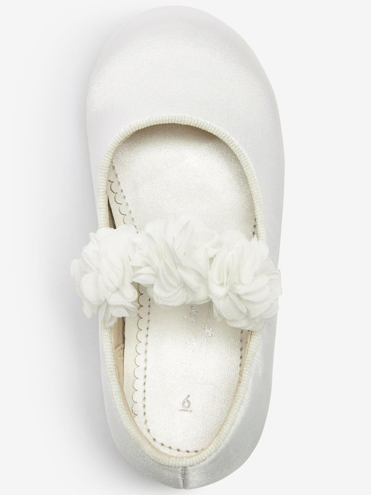 Schmutzabweisendes Satin, Weiss - Bridesmaid Collection Festliche Mary-Jane-Schuhe mit Zierblume - Bild 2 von 5 Schmutzabweisendes Satin, Weiss - Bridesmaid Collection Festliche Mary-Jane-Schuhe mit Zierblume - Bild 2 von 5
