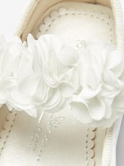 Schmutzabweisendes Satin, Weiss - Bridesmaid Collection Festliche Mary-Jane-Schuhe mit Zierblume - Bild 3 von 5