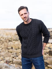 Blau - Celtic & Co. – Pullover mit Rundhalsausschnitt und Zopfmuster - Bild 1 von 4