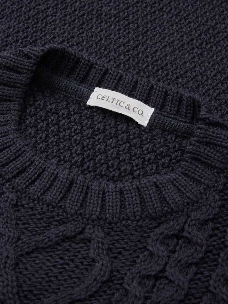 Blau - Celtic & Co. – Pullover mit Rundhalsausschnitt und Zopfmuster - Bild 4 von 4